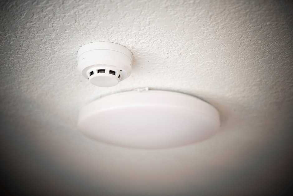 Smoke alarm installation